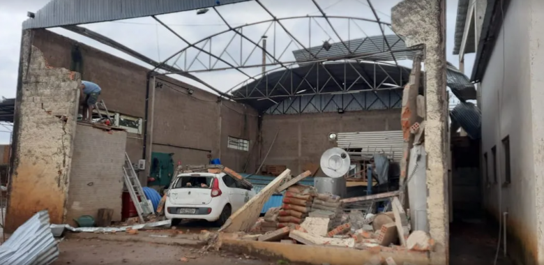 Ventos do tornado provocaram estragos em uma cooperativa de leite em So Jos da Boa Vista, no nordeste do Paran. Crdito: Divulgao Coaflep 