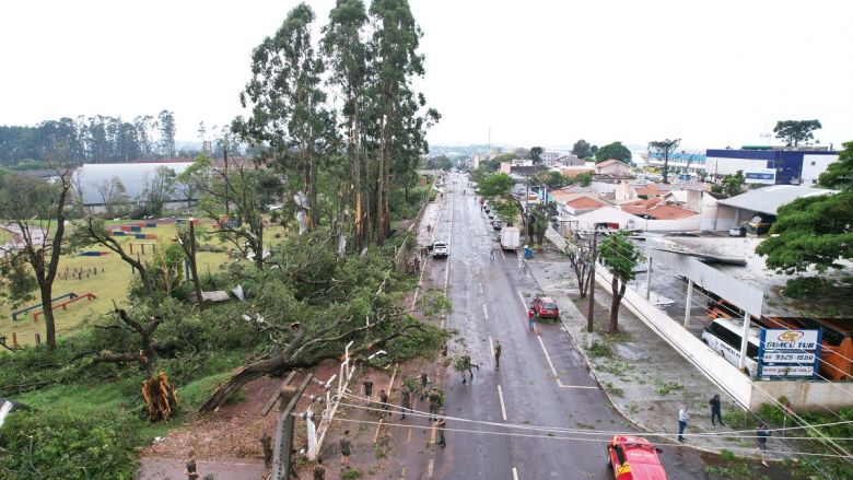 Vendaval causa danos generalizados em Cascavel em temporal na manh do dia 4 de outubro. Crdito: Prefeitura de Cascavel/PR