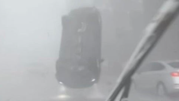 Tornado  flagrado em rodovia de Goose Creeek, na Carolina do Sul. Crdito: redes sociais/reproduo weather channel 