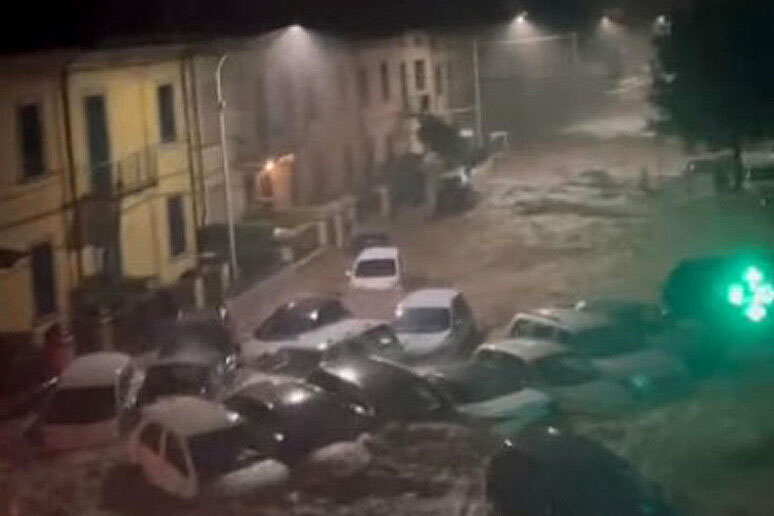 Carros foram arrastados pelas enchentes na Toscana na noite do dia 2 de novembro. Crdito: reproduo redes sociais<BR>