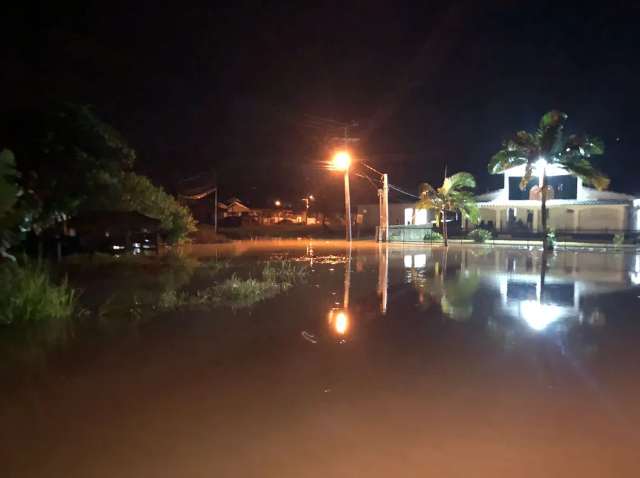 A chuva volumosa deixou famlias isoladas em Urussanga, SC, na madrugada do dia 6 de maro. Crdito: Corpo de Bombeiros