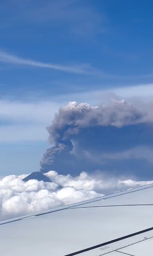 Vista aerea da erupo do Vulco de Fogo no dia 4 de maio. Crdito: Divulgao via twitter @marialarsson201