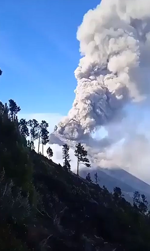 Erupo do Vulco de Fogo, na Guatemala, dia 4 de maio. Crdito: Divulgao via twitter @marialarsson201