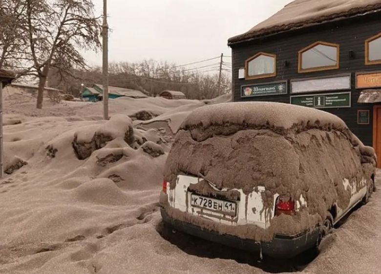 Erupo do vulco Shiveluch cobriu de cinzas vrios vilarejos na Pennsula de  Kamchatka em 11 de abril. Crdito: Divulgao redes sociais.  