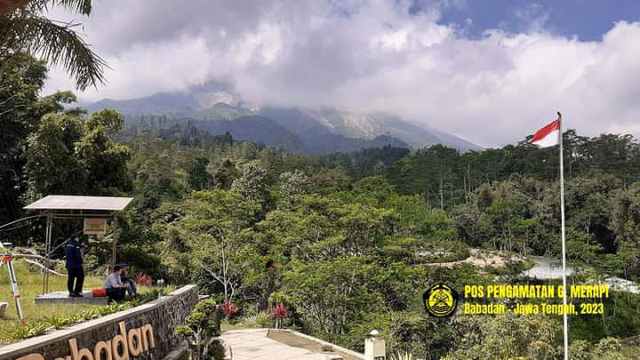 Visual do Monte Merapi ao fundo dia 24 de maio. A montanha permanece em alerta laranja ap�s recente erup��o vulc�nica. Cr�dito: Divulga��o via twitter @InfoFPMKI  