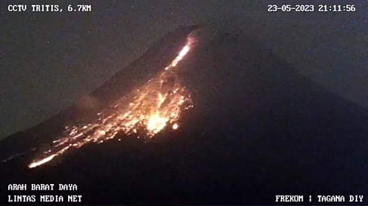 Grande fluxo de lava alcanou dois quilmetros durante erupo do Merapi, na Indonsia. Crdito: BPPTKG 