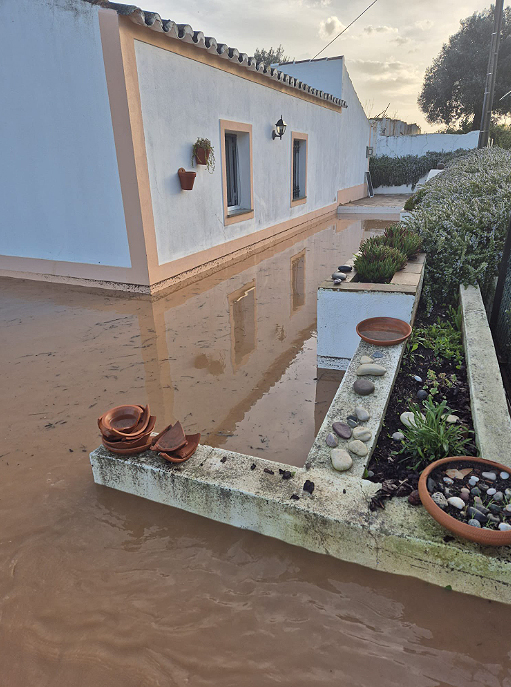 Casa inundada no interior em Tavira, no Algarve, aps chuvas fortes. Crdito: divulgao via X @JoanaRamiroUK