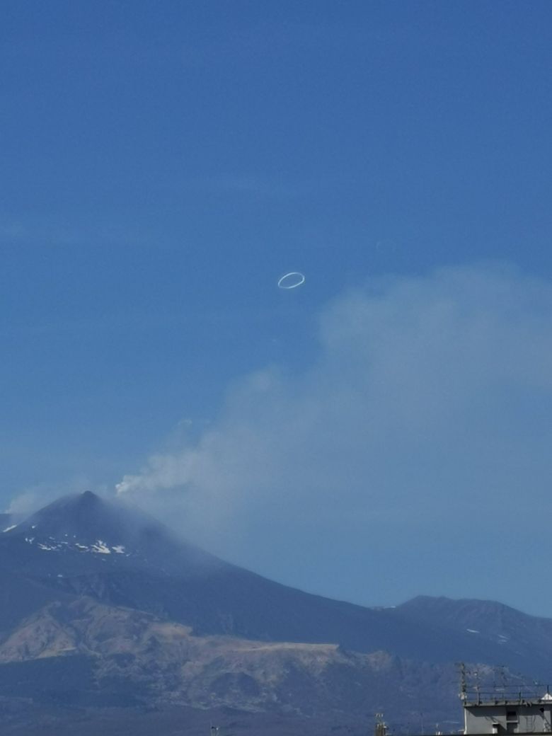 Anis de fumaa expelidos pelo Etna batem recorde de frequncia em evento de abril. Crdito: divulgao via X (twitter) @scandura
