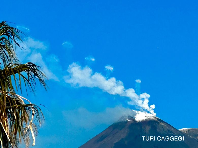 Registro de atividade do Etna no dia 5 de abril, quando comeou a soltar os anis de fumaa. Crdito: divulgao via X (twitter) @TuriCaggegi