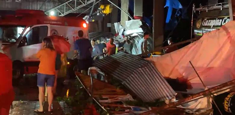 Pelo menos 50 pessoas ficaram feridas ap�s um pavilh�o de eventos ter desabado em Arroio do Tigre. Cr�dito: divulga��o R�dio Sobradinho e R�dio Jacu�  