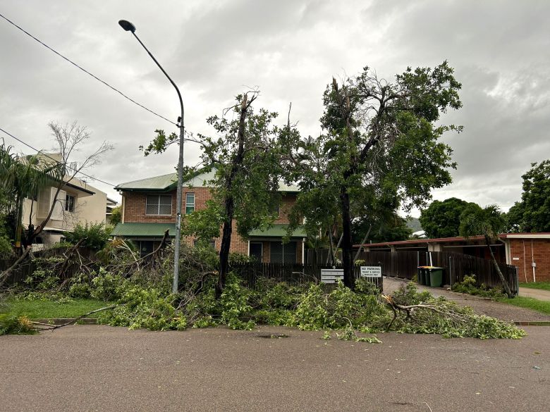 Cerca de 60 imveis e empresas foram afetados por cortes de energia eltrica durante a chegada de Kirrily  Queensland. Crdito: divulgao via X (twitter) @GregPankhurst 