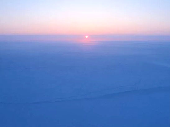 Sol nascendo sobre paisagem de gelo prxima ao Polo Norte. Crdito: James Yungel/NASA