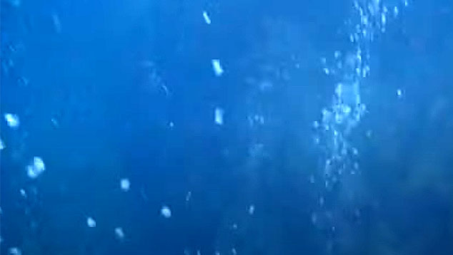 Bolhas est�o brotando do fundo do Mar do Jap�o, na costa de Ishikawa, local do intenso terremoto de janeiro. Cr�dito: reprodu��o via youtube/TV Ishikawa   
