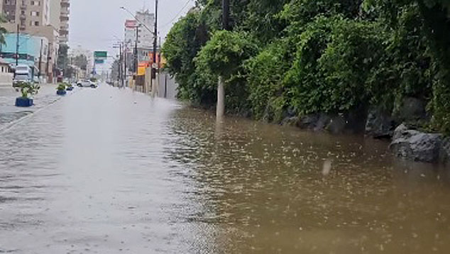 Avenida principal em Mongagu� � tomada pelas �guas durante chuvas intensas nos dias 5 e 6. Cr�dito: divulga��o via Instagram @praiagrandeeregiao
