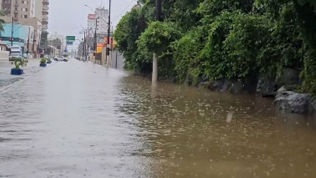 Avenida principal em Mongagu  tomada pelas guas durante chuvas intensas nos dias 5 e 6. Crdito: divulgao via Instagram @praiagrandeeregiao