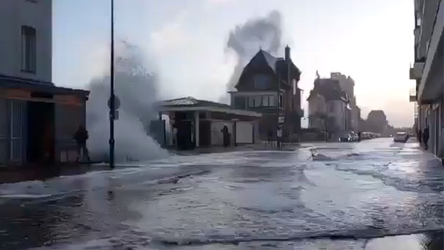 Ondas enormes quebraram no litoral de Saint-Malo, na Frana, durante a passagem da tempestade Pierrick. Crdito: reproduo via X (twitter) @volcaholic1