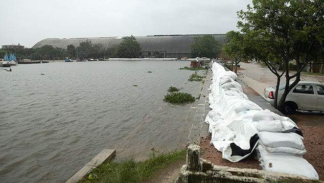 Pelotas comea a fazer conteno com barreiras para impedir o avano das guas da Lagoa dos Patos. Crdito: Michel Corvello/Fotos Pblicas 