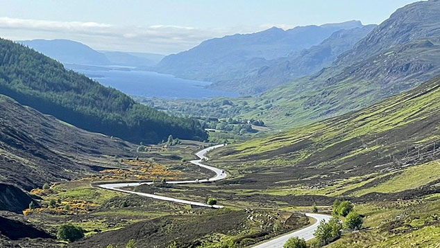 Vilarejo de Kinlochewe, no norte da Esccia, registrou a temperatura mais alta em janeiro j vista no Reino Unido. Crdito: imagem ilustrativa/ facebook.com/KinlocheweCAMC