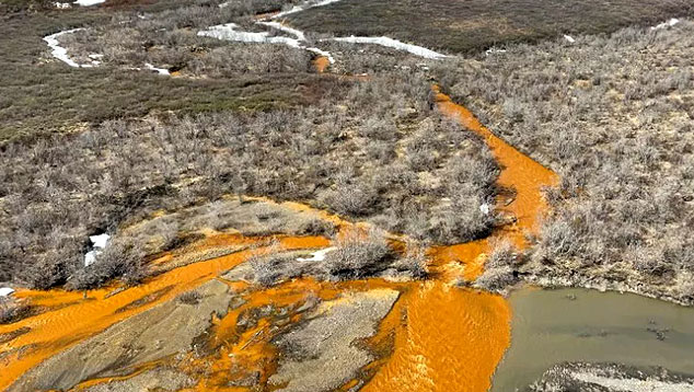 Afluente do rio Kugororuk est laranja no  Alasca. Os cientistas esto tentando descobrir o que est acontecendo. Crdito:<BR>JOSH KOCH/USGS 