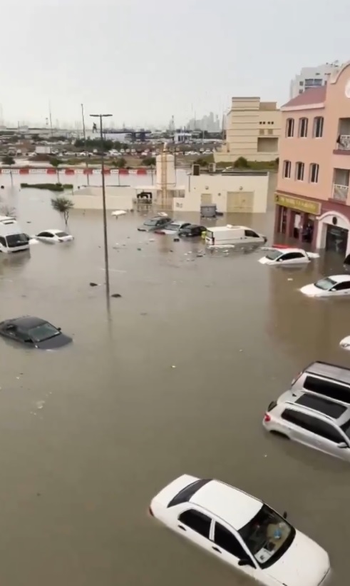 Dubai sofre graves inundaes no dia 16 de abril. Crdito: divulgao via X (twitter) @Volcaholic1 