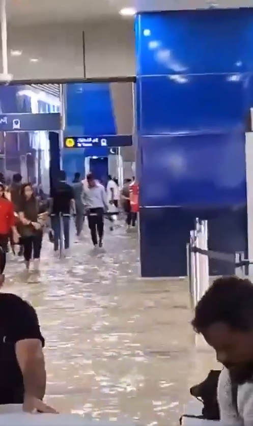 Estao de metr  atingida pela gua da chuva em Dubai. Crdito: divulgao via X (twitter) @Volcaholic1