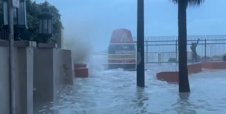 Duval Street Pocket Park, em Key West, na manh� do dia 25. Cr�dito: reprodu��o/ divulga��o via Threads @local10news 