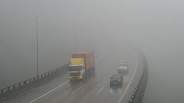 Sistema Anchieta-Imigrantes com neblina na serra na manh� do dia 7. Cr�dito: Ecovias