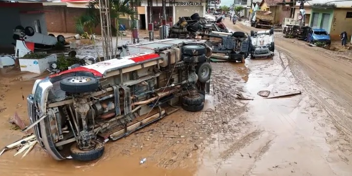 A for�a da correnteza arrastou carros em cidades do Esp�rito Santo. Cr�dito: divulga��o Governo do ES