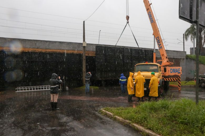 Fechamento das comportas do Cais Mau�, em Porto Alegre durante a quinta-feira. Cr�dito: Luciano Lanes/PMPA/Fotos P�blicas