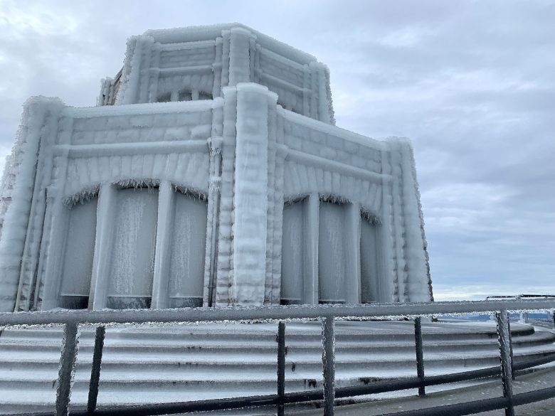 Rowena, em Oregon, EUA, dia 22 de janeiro. Severo inverno americano deixa estradas intransit�veis. Cr�dito: Foto Oregan departamento de transportes/Fotos P�blicas