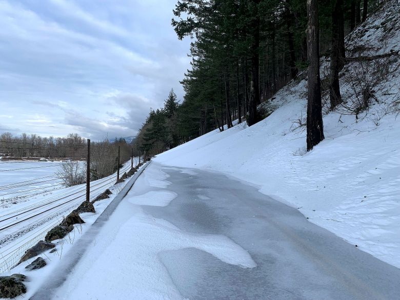 Rowena, Oregon, EUA, dia 22 de janeiro. As condi��es de gelo persistem a oeste de Dalles. Cr�dito: Foto Oregan departamento de transportes/Fotos P�blicas