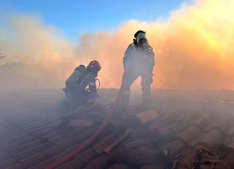 Bombeiros combatem grande inc�ndio que se alastrou nos arredores de Atenas. Cr�dito: divulga��o via X @RomaniaInGreece