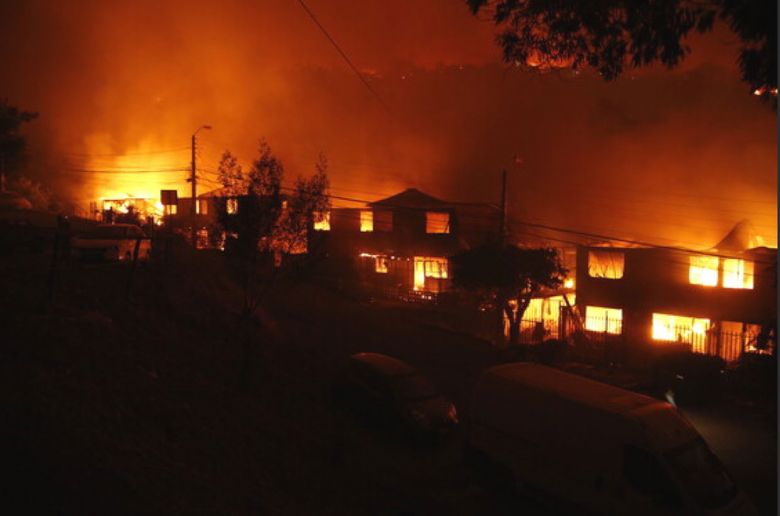 Bairros inteiros foram destrudos pelo fogo em Valparaso, Via del Mar e Quilpu. Crdito: divulgao via X (twitter) @agenciaunochile 