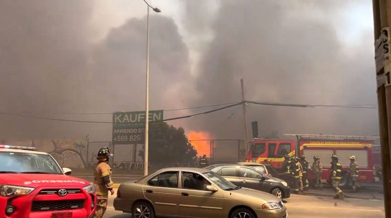 Bombeiros realizam trabalho de evacuao de moradores de Valparaso em meio s chamas e fumaa que avanaram pela regio. Crdito: divulgao via X (twitter) @BomberosdeChile