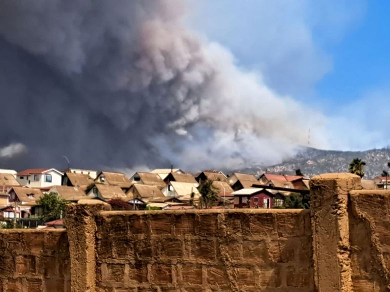 Incndios brutais se multiplicaram e avanam por reas urbanas no centro-sul do Chile desde 2 de fevereiro. Crdito: Via del Mar, divulgao via X (twitter) @bomberosvina