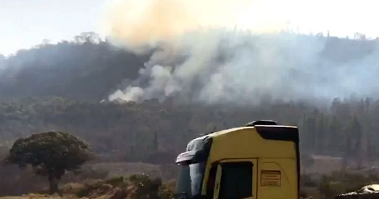 Inc�ndio eclode �s margens de rodovia na regi�o de Ribeir�o Preto (SP) em primeiro de setembro. Cr�dito: divulga��o redes sociais  <BR>