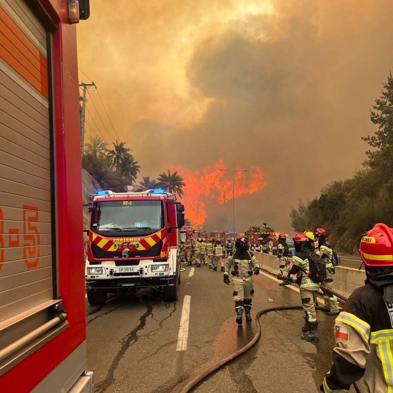 Bombeiros do Chile combatem dezenas de focos de incndios florestais, que saram de controle no fim de semana. Crdito: divulgao via X (twitter) @portalpirque