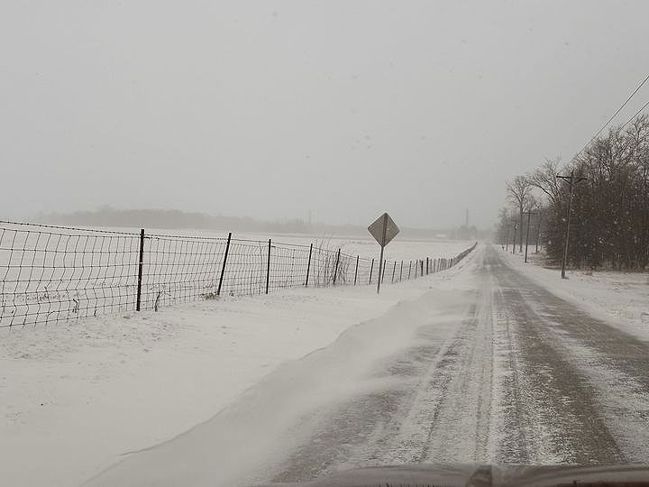 Estrada em Indiana tomada pela neve esta semana. Crdito: @NWSIWX