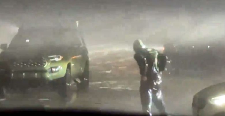 Praia de Matagorda, Texas, atingida por ventos intensos e chuvas torrenciais. Crdito: reproduo via X @imurpartha