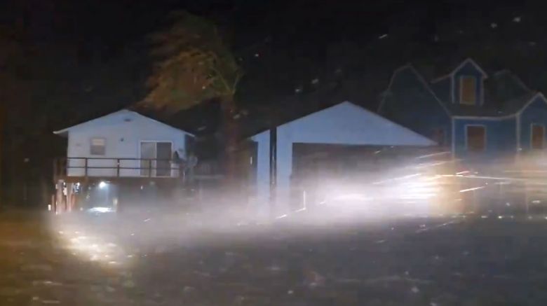 Beryl chegou ao Texas com ventos acima de 128 km/h na madrugada. Crdito: reproduo via X @imurpartha 