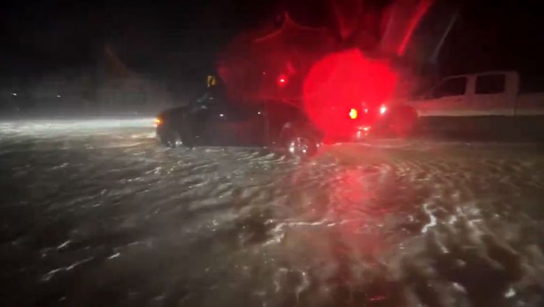 A mar alta invadiu toda a costa do Texas durante a madrugada. Crdito: reproduo via X @imurpartha 