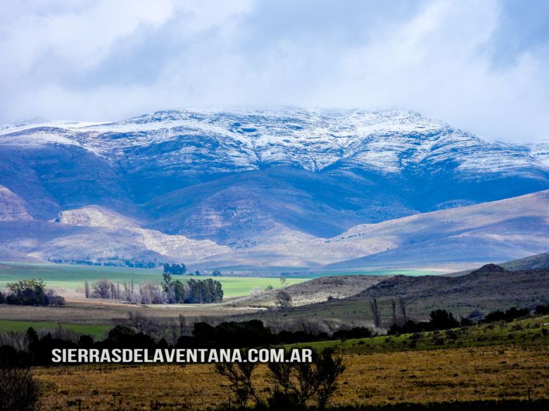 Neve aparece no topo das montanhas de Sierra de La Ventana no dia 8 de agosto. Cr�dito: divulga��o sierrasdelaventana.com.ar<BR>