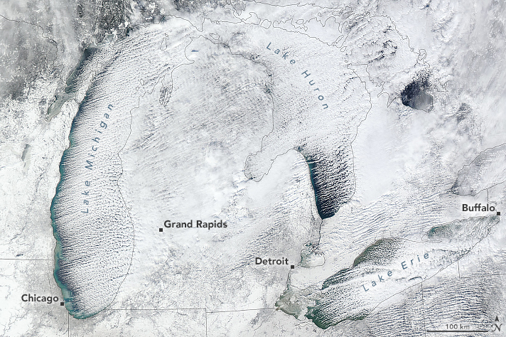Imagem de satlite mostra a regio dos Grandes Lagos coberta por neve em 16 de janeiro. Crdito: NASA