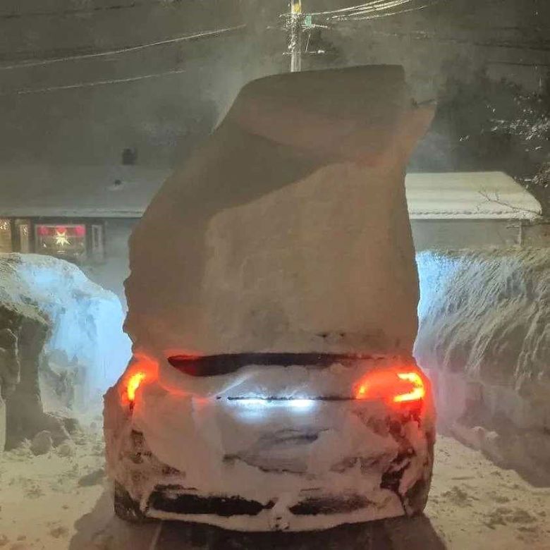 Enorme bloco de gelo fica sobre um carro na Sucia. Crdito: divulgao via X (twitter) @WeatherRadar UK