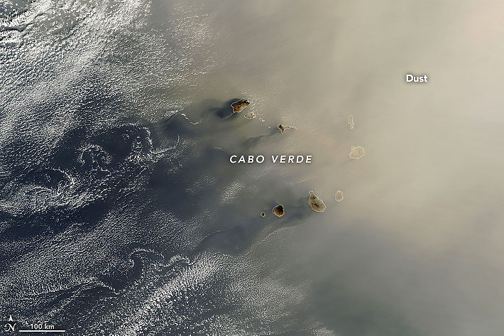 Poeira do Saara encobre cu do arquiplago de Cabo Verde no dia 25 de janeiro. Crdito: NASA Earth Observatory 