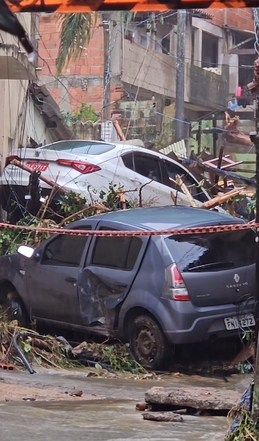 Carros ficam empilhados ap�s enxurrada na Praia Grande. Cr�dito: divulga��o Instagram @praiagrandeeregiao