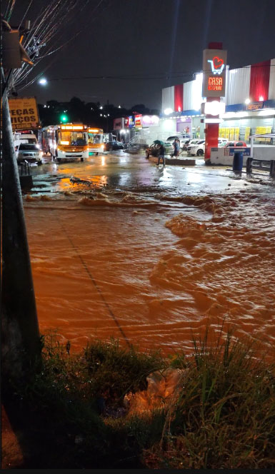 Nova Iguau atingida por intenso temporal na noite do dia 21. A Avenida Ablio Augusto Tvora ficou intransitvel. Crdito: divulgao twitter (X) @josuevt