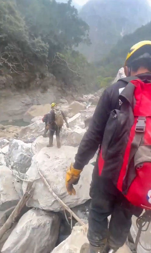 As equipes de resgate continuam a busca por pessoas presas ao longo da Trilha Shakadang. Crdito: reproduo Cruz Vermelha em Taiwan/@TAIWAN REDCROS