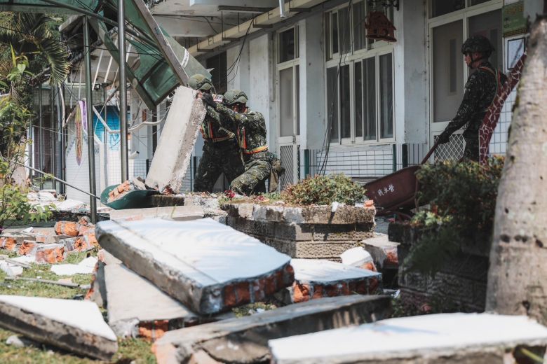 Homens do exrcito trabalham para retirar escombros em Hualien. Crdito: Ministrio da Defesa Nacional/@MoNDefense