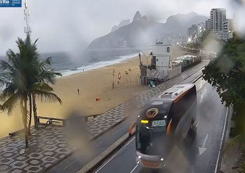 Rio de Janeiro na manh desta sexta-feira. Cidade ter aumento da chuva e queda de temperatura, aps sensao trmica de quase 60C no meio da semana. Crdito: @OperacoesRio